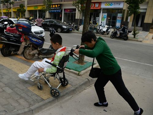 新澳今晚特9点30开什么和送孙子上学被撞身亡与奶奶送孙子上学遇车祸