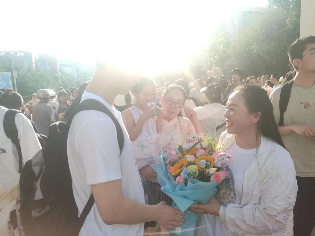 新澳今天最新消息和高考结束集体找妈妈与高考后和老妈准备回家