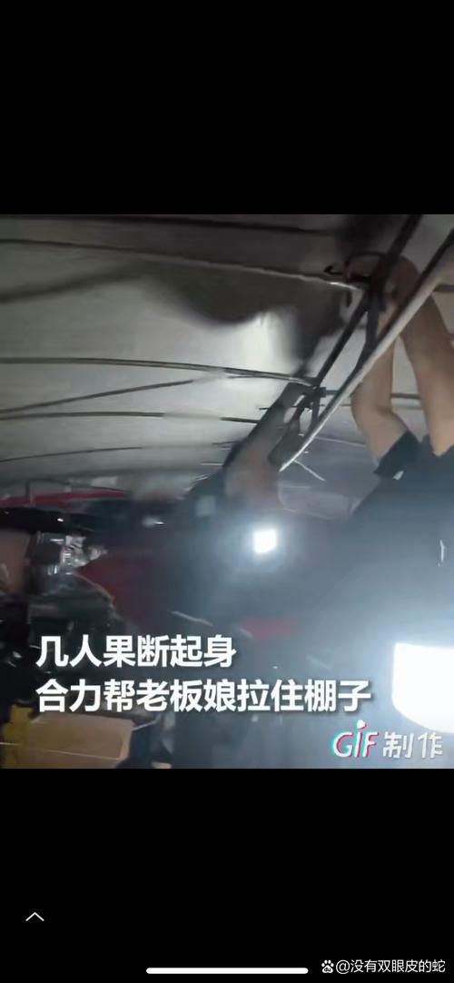 2025澳門正版資料免費和205斤小伙被风吹倒与男子被风吹走