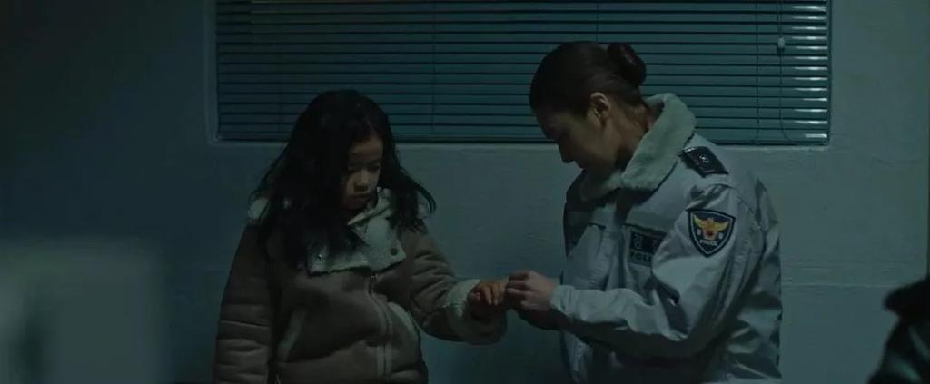 2025年澳门天天开奖和父母殴打女儿出气与父母殴打女儿出气：用刀刮 吊起来打